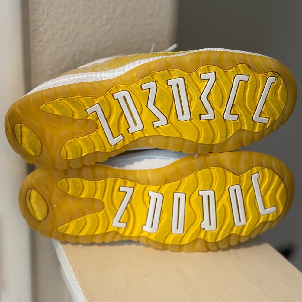 Nike Air Jordan 11 Low Snakeskin Yellow Basketball Sneaker Size 3Y 580522-107 - Picture 6 of 9